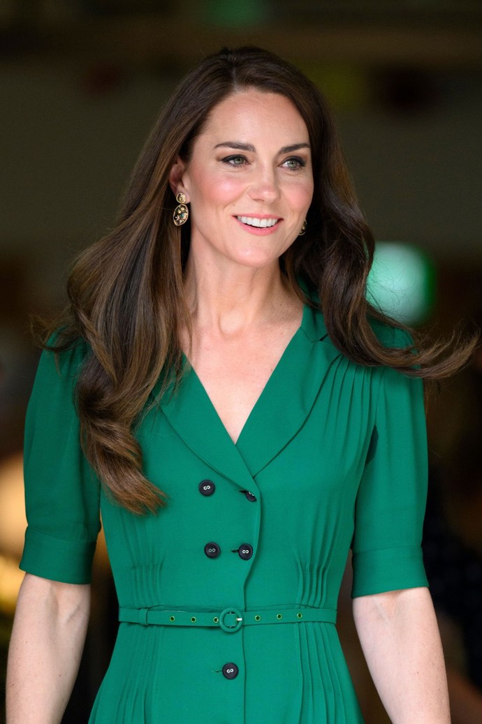 Kate doladila outfit bižuterií. Náušnice značky Accessorize jsou ovšem beznadějně vyprodané, stály totiž pouhých 300 korun, a jakmile si je vezme princezna...