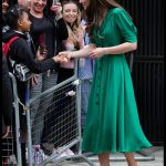 K šatům zvolila Kate lodičky typu Mary Jane s otevřenou patou a pásečkem přes nárt. Model návrhářky Alessandry Rich už také není k dostání.