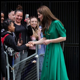 K šatům zvolila Kate lodičky typu Mary Jane s otevřenou patou a pásečkem přes nárt. Model návrhářky Alessandry Rich už také není k dostání. 