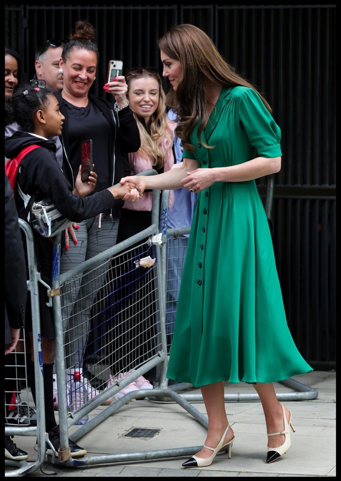 K šatům zvolila Kate lodičky typu Mary Jane s otevřenou patou a pásečkem přes nárt. Model návrhářky Alessandry Rich už také není k dostání. 