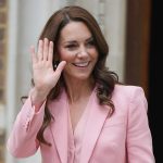 Kate Middleton minulý týden navštívila jedno z londýnských muzeí v trendy růžovém kostýmku od Alexandera McQueena, který podtrhla volbou originálního pásku.
