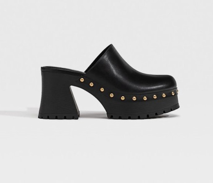 Nápadný podpatek a platforma. Dřeváčky Pull&Bear, 999 Kč