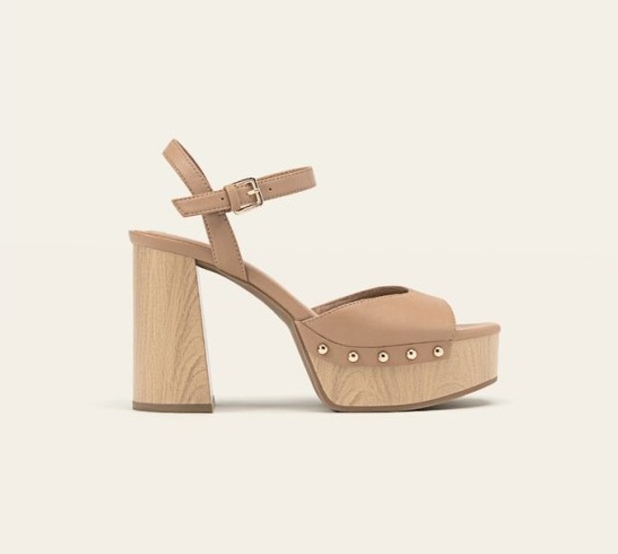 Sandály na vysoké dřevěné podešvi nelze přehlédnout. Pull&Bear, 1 499 Kč
