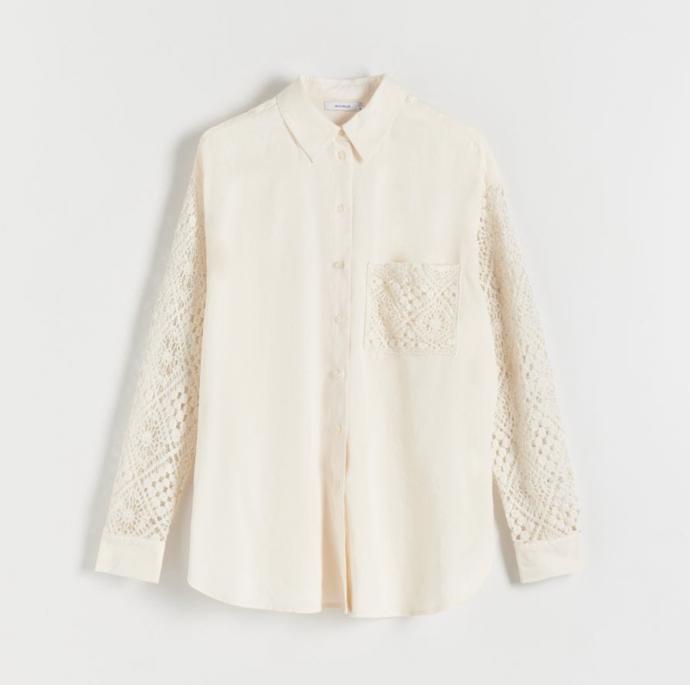 Blokové detaily. Krajka jako zdobný prvek v podobě rukávů a našívané kapsy z nabídky značky Reserved. Cena: 1 099 Kč