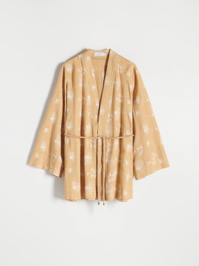 Pozadu nestojí ani vlivy Asie. Kimono Reserved zdobí subtilní výšivky lístků gingko. Cena: 1 799 Kč