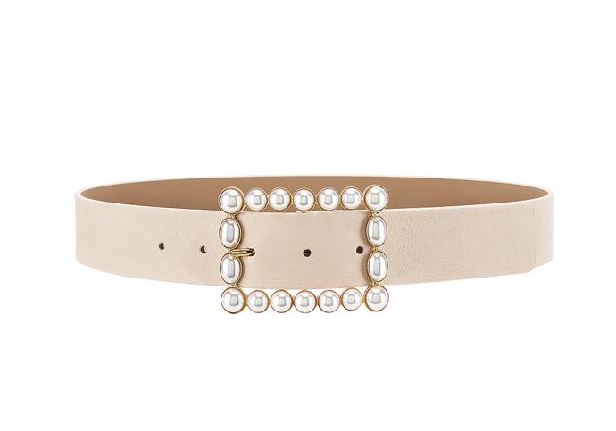 Obdélníkovou přezkou posetou perlami se chlubí také pásek z Revolve za 4 750 Kč.