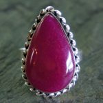 Rubín - růžový až červený drahokam.