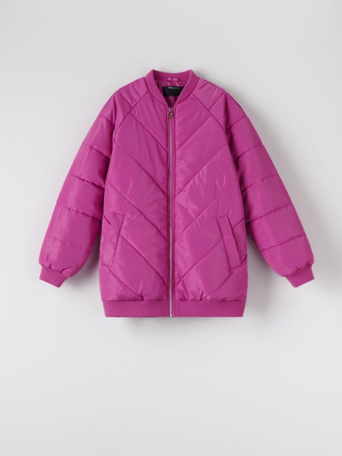 Fuchsiově růžový prošívaný bomber v prodloužené délce. Sinsay, 599 Kč