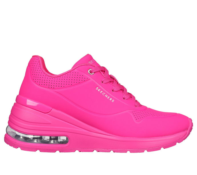 Stejně do růžova můžete vyladit i svůj sportovně směrovaný botník. Třeba teniskami Skechers se zvýšenou patou. Cena: 2 219 Kč