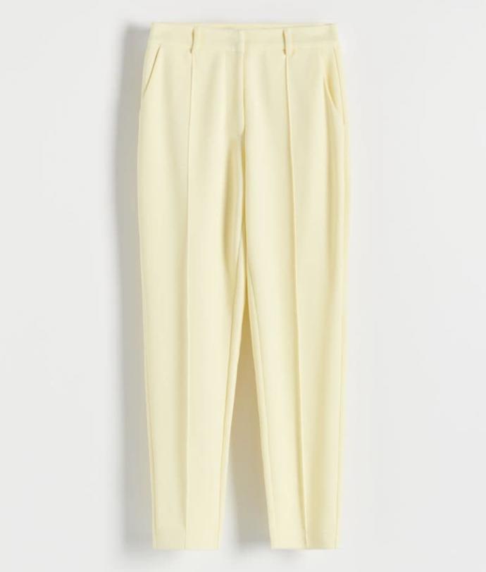 I ten můžete doplnit stejně laděnými kalhotami. Reserved, 659 Kč