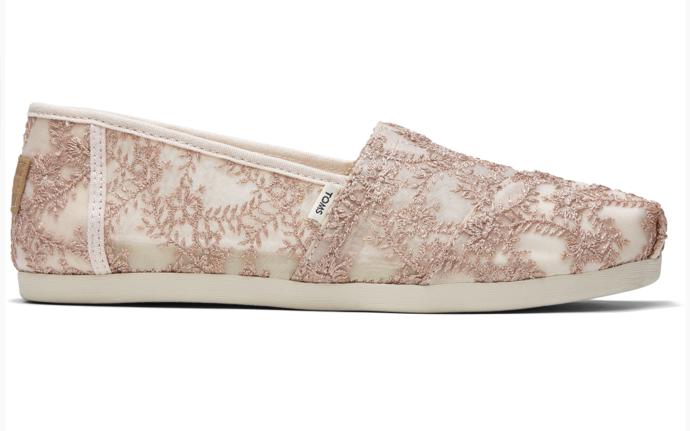 Šifonové slip on mokasíny Toms obsypaly něžné stehy v podobě florálních motivů. Cena: 1 799 Kč