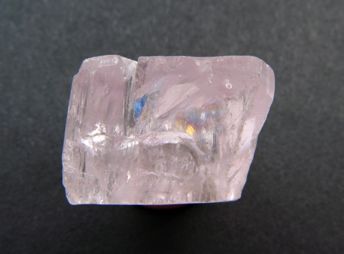 Kunzit - růžový, fialový nebo zelený kámen, který podporuje intuici a duchovní růst.