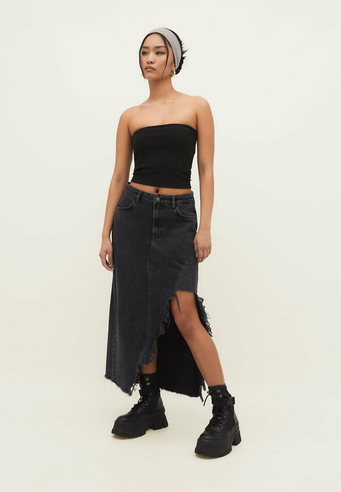 Stejný model seženete i v elegantní černé. Stradivarius, 799 Kč