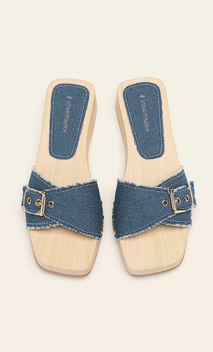Dřeváčky zapadnou i do džínových trendů. Stradivarius, 999 Kč