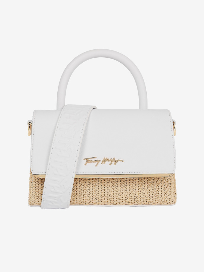 Výraznější klopa, ucho i popruh přes rameno z odlišného materiálu zdobí i model značky Tommy Hilfiger za 4 099 Kč.