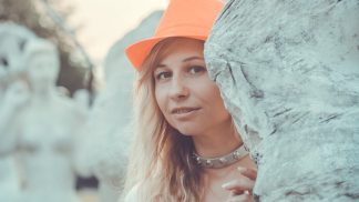 Radka (35): Zabloudila jsem na hřbitově a nemohla najít cestu ven. Pak se přede mnou zjevila dáma v černé