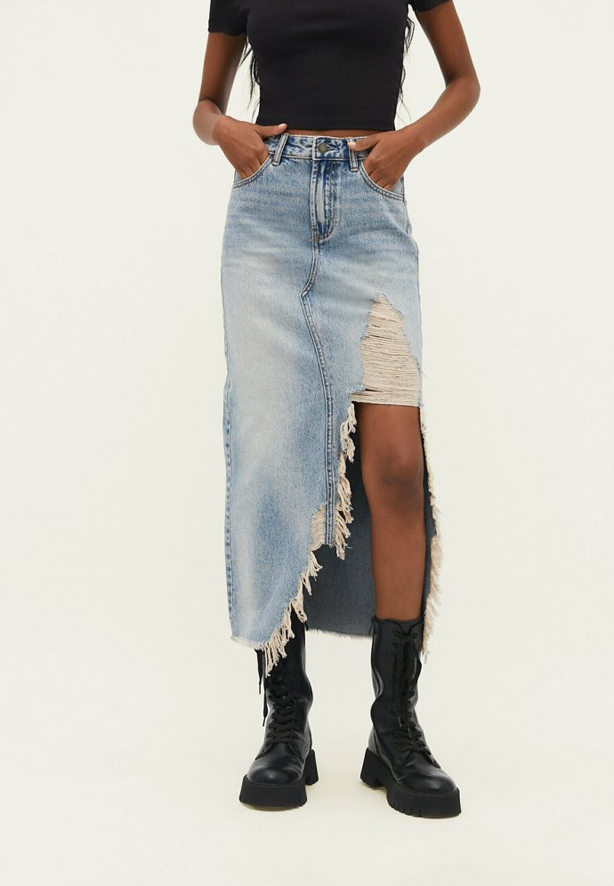 Džínová sukně trochu jinak. Nepravidelné tvary z kolekce značky Stradivarius za 799 Kč.