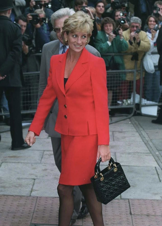 Lady Diana jí dala jméno a navždy naučila svět milovat svůj styl.