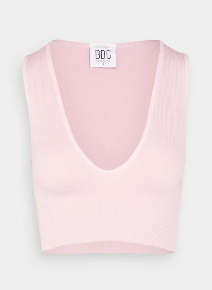 Jednoduchý přiléhavý top může suplovat obvyklý taneční trikot. Urban Outfitters, 660 Kč