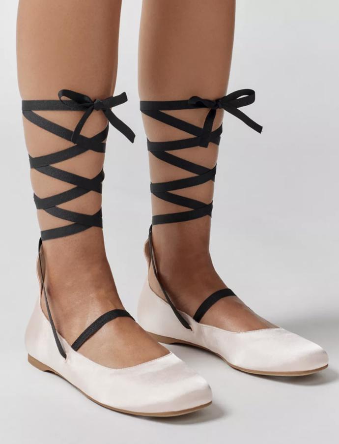 Efektní šněrování jako součást balerín Urban Outfitters, 999 Kč.