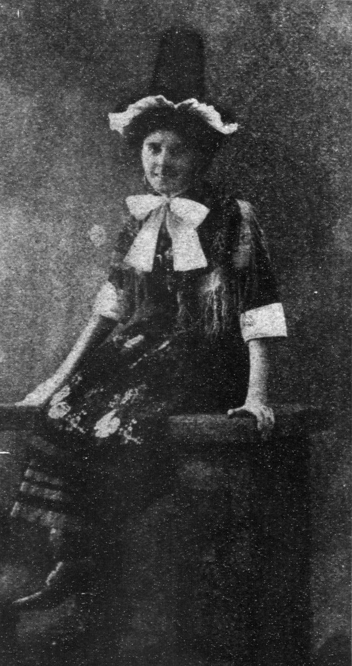 Na Violet Charlesworth čekalo veliké jmění. Vybrat si ho však mohla až v pětadvaceti letech. Díky šarmu si ale ještě předtím dokázala půjčit velký obnos peněz s příslibem, že vše vrátí z dědictví. Pár dnů před pětadvacátými narozeninami ale měla autem sjet z útesu. Nehoda? Nikoli. Ve skutečnosti utekla do Skotska. Za finanční podvody si odseděla dva roky.