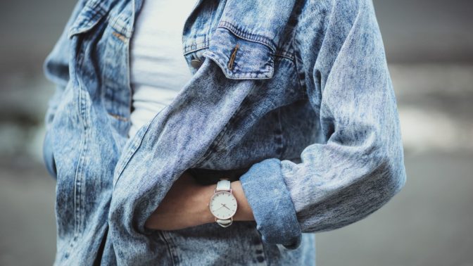 Vše, co potřebujete vědět o outfitech s dámskou džínovou bundou