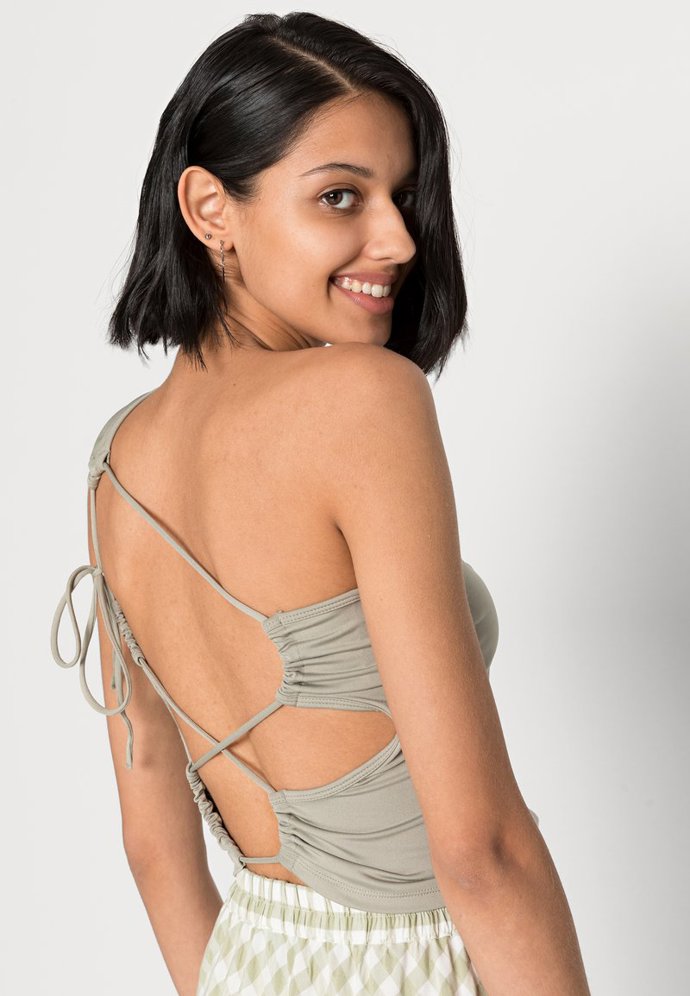 Najdete ji i na způsobu vázání jednoduchého crop topu. Weekday, 399 Kč.