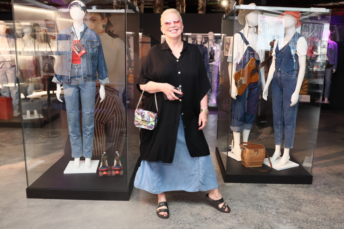 Představení džínové retro kolekce si nenechala ujít ani Kateřina Kornová, která má jistě s předlistopadovým pořizováním stylové módy spoustu osobních zkušeností.