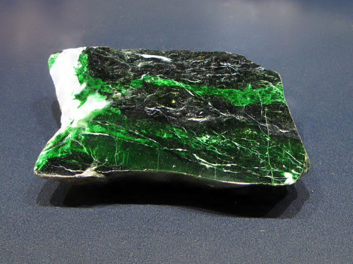 Jadeit - zelený kámen s vysokou tvrdostí, symbolizuje štěstí a dlouhověkost.