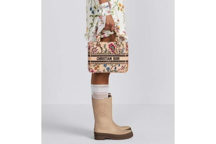 Důmyslné propojení všech prvků v jeden celek. Žakárová kabelka Lady Dior v dezénu Natural Multicolor Raffia Embroidered with Dior Petites Fleurs, velikost Medium, 105 000 Kč