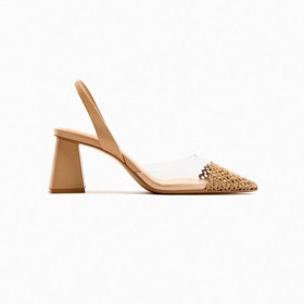 Stejný typ, překvapivá kombinace materiálů, více než příznivá cena. Zara, 699 Kč