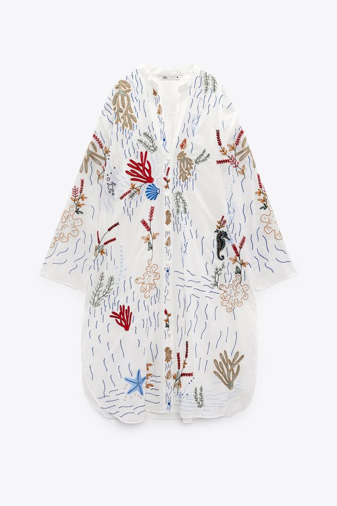Dlouhá košile s vyšívanými motivy moře bude ideálním parťákem na dovolenou. Nosit ji můžete přes plavky, jako šaty nebo na večerní procházku k volným kalhotám. Zara, 1 199 Kč