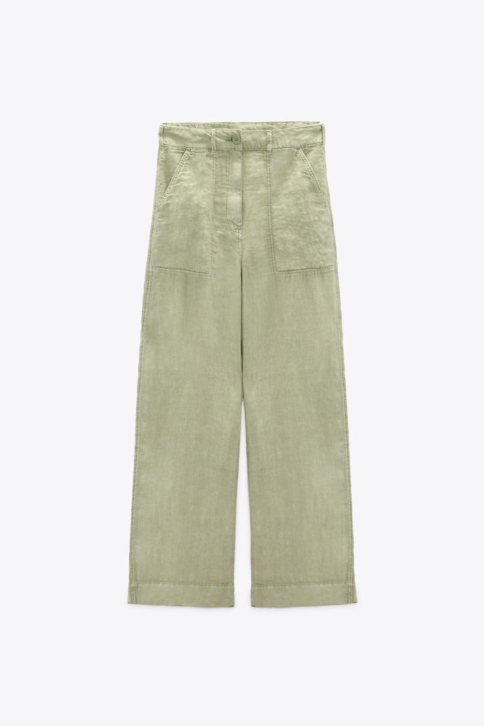 Do tandemu pohodlných lněných kousků skvěle zapadnou i kalhoty s širokými nohavicemi. Zara, 1 199 Kč