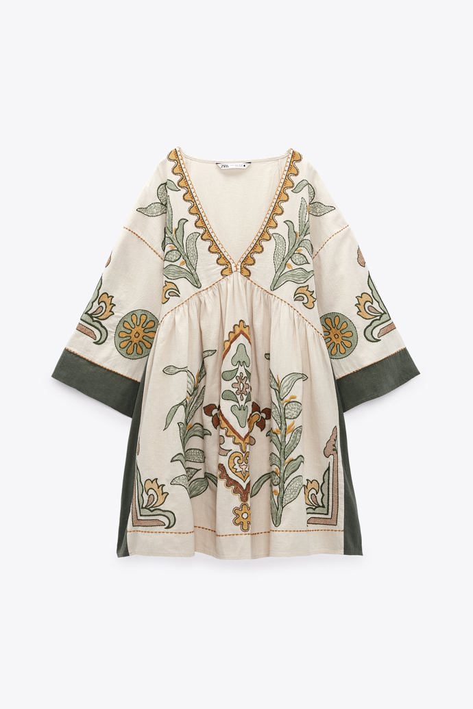 Folklorní či etno prvky inspirované přírodou nejen svou barevností, to je vyšívaná tunika Zara, 1 399 Kč.