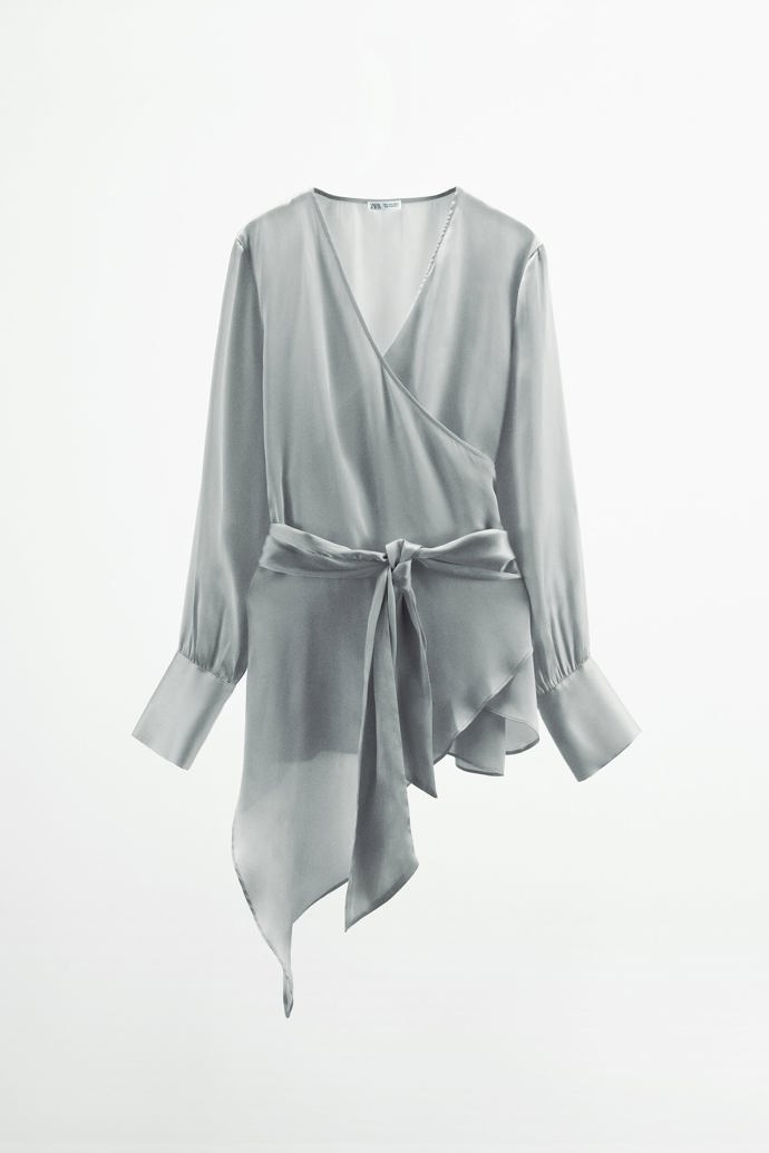 Stejně jako v rozevláté formě odlehčené halenky se šůskem a vázačkou. Zara, 799 Kč