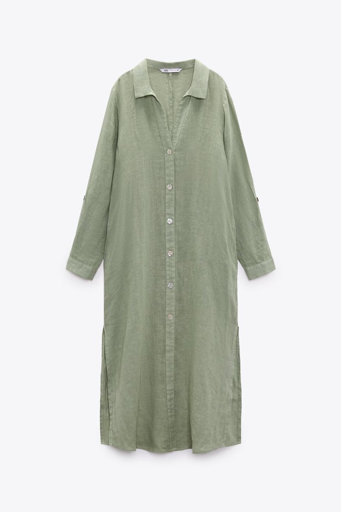 Kaftanové šaty ke kotníkům nabízejí možnost nošení samostatně nebo jako rozevlátou další vrstvu přes kalhoty, šortky či jiné letní modely. Zara, 999 Kč