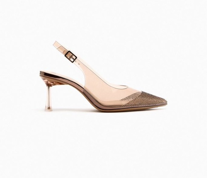 Slingback lodičky s otevřenou patou reprezentují hned několik trendů v jednom. Zara, 999 Kč