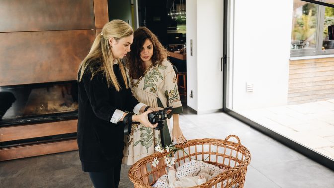 Herečka Denisa Pfauserová se připravuje na miminko a odhaluje svou vášeň pro novorozeneckou fotografii!