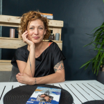 Stand-up komička Adéla Elbel byla hostem v talkshow Na kafeečko.