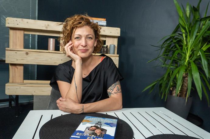 Stand-up komička Adéla Elbel byla hostem v talkshow Na kafeečko.