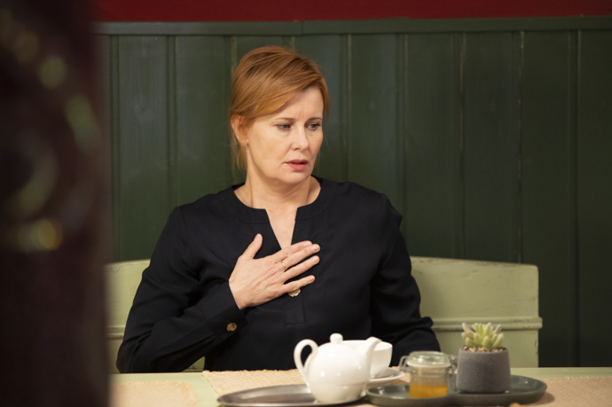 Jenže Julie se jen tak nevzdá a vytáhne opravdu silný kalibr.