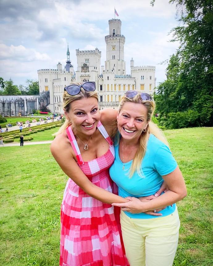 Sestra Jitky Kocurové, Zuzana, žije už 25 let v Řecku, kde se také vdala.