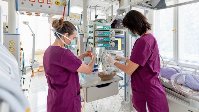 S nimi si ale personál poradil na výbornou. Další dva měsíce si pak kluci poleželi na oddělení intermediální péče. Zde už je mohla maminka zkoušet kojit.