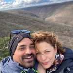 Dcery nesměly chybět ani na víkendové svatbě komičky Adély Elbel s partnerem Michalem Rožkem. Oba jsou velcí cestovatelé a trampové, a tak se jejich den D nemohl konat nikde jinde než na táboře pěkně s kytarou, pivečkem a buřty.