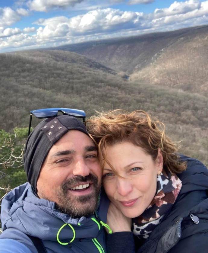 Se svým současným partnerem absolvovala Adéla Elbel pouť do Santiaga de Compostela a napsala o tom i knihu. 