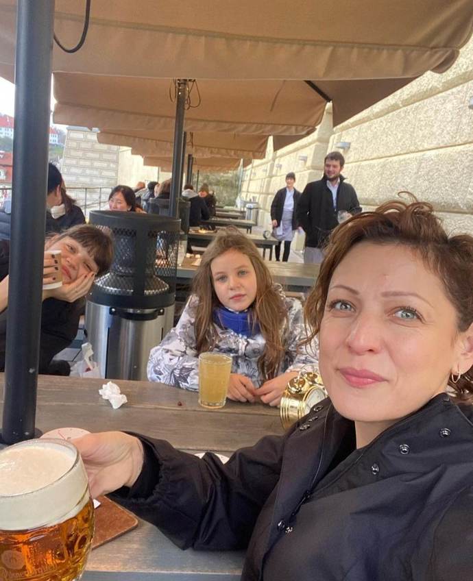 Adéla Elbel má dvě dcery, starší Amálku (17) a mladší Vilmu (8).