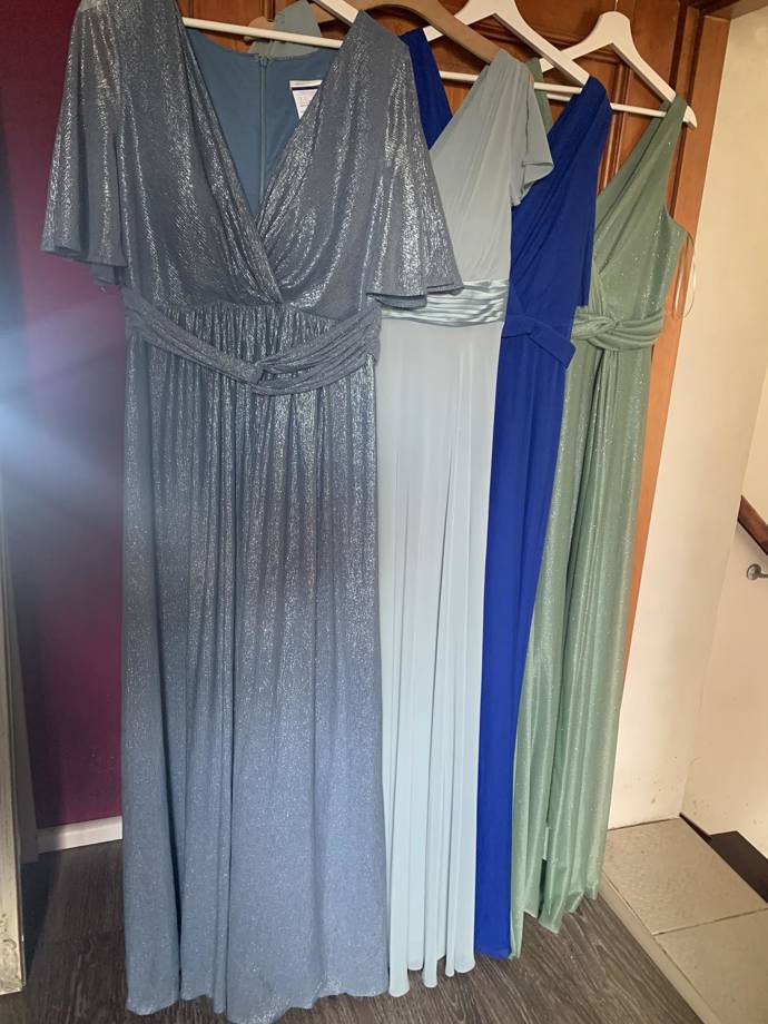 Přípravy na focení zahrnují i pečlivý fitting a barevné ladění.