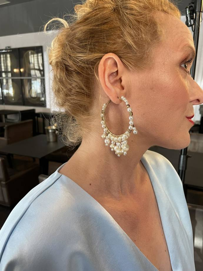 Detail perlových náušnic doladil jednoduchý overal Hugo Boss, který si vybrala módní redaktorka Jana.