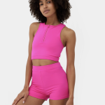 Zip jako ozdobný prvek na sportovním horním dílu plavek značky 4F. (699 Kč)