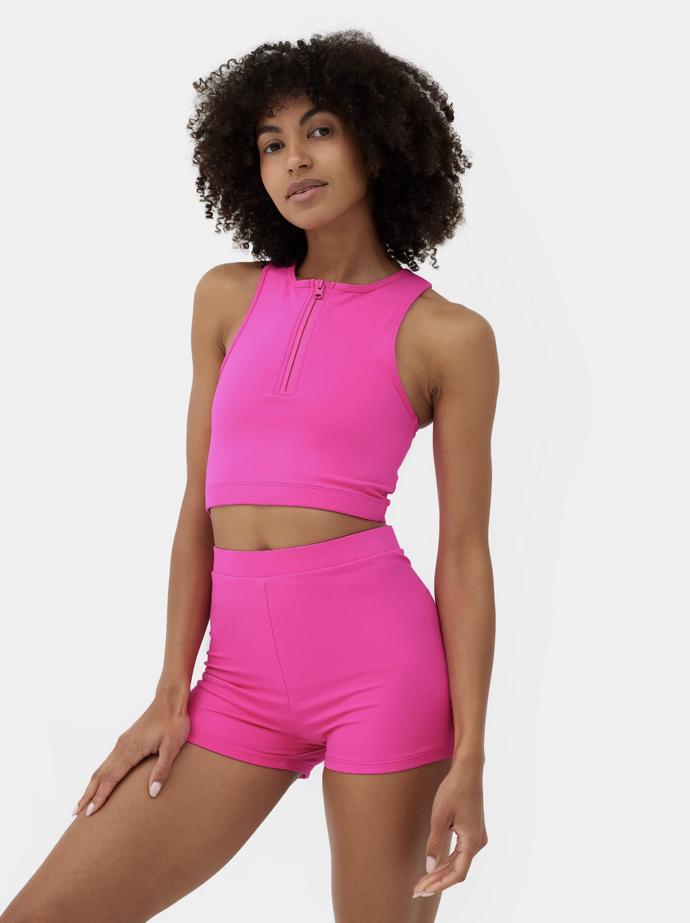 Zip jako ozdobný prvek na sportovním horním dílu plavek značky 4F. (699 Kč)